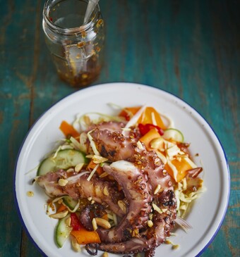 Pittige pulpo met koolsalade 