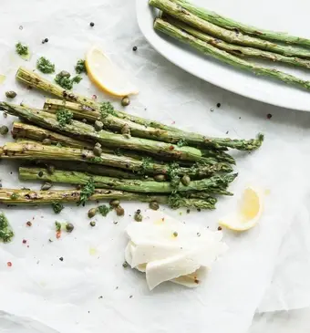Asperges met halloumi en peterseliedressing