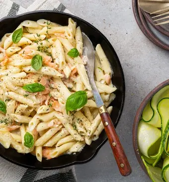 pasta met  gerookte zalmsnippers en courgettesalade