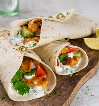 Maaltijd-wraps met kip, avocado en yoghurt-knoflooksaus