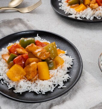 Zelfgemaakte chicken tonight met rijst