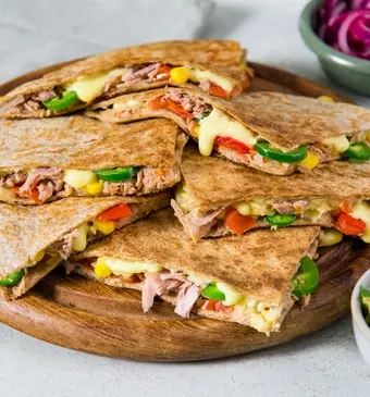 tuna melt quesedilla's met guacemole 