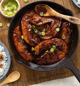 Gekaramelliseerde speklapjes met rijst