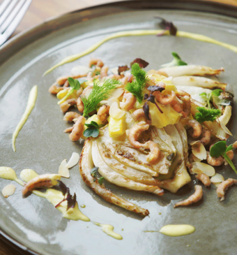 Geroosterde venkel met garnalen en mangosalsa