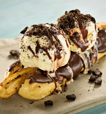 churros met chocoladesaus en roomijs