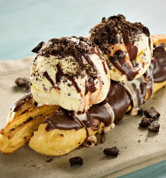 churros met chocoladesaus en roomijs