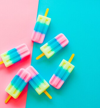 ijsfabrikant maakt ijs met snoepsmaak