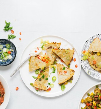 Goedgevulde quesadillas met groenten en picadillo