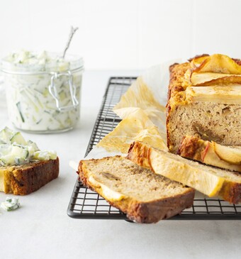 Glutenvrij appel-walnootbrood met komkommerspread