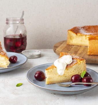 Warme cheesecake met room en gemarineerde kersen