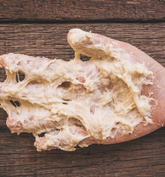 plakkerig deeg handen