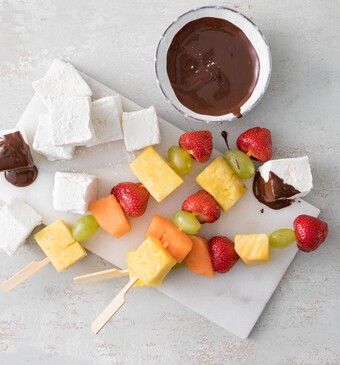 Chocoladefondue met fruit en marshmellows