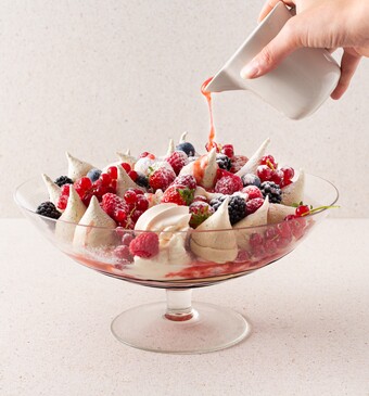 Eton Mess met muntschuimpjes en roodfruit