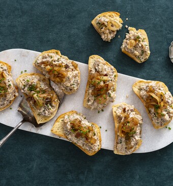 Crostini met kastanje spread en gekarameliseerde sjalotjes