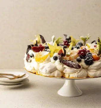 Hazelnoot-meringuekrans met winterfruit