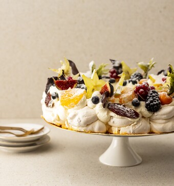 Hazelnoot-meringuekrans met winterfruit