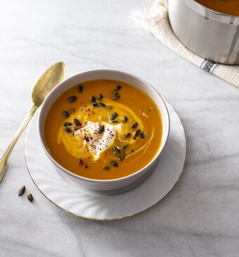 Left-oversoep van geroosterde groenten