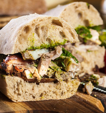 Broodje porchetta met uiencompote