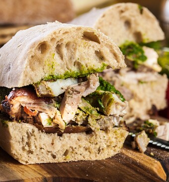 Broodje porchetta met uiencompote