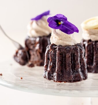 Chocoladecannelés met kaneelroom