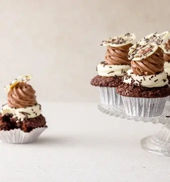 Driedubbele chocoladecupcakes