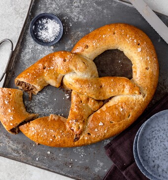 Gevulde mega-pretzel 