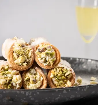 cannoli-hor.jpg