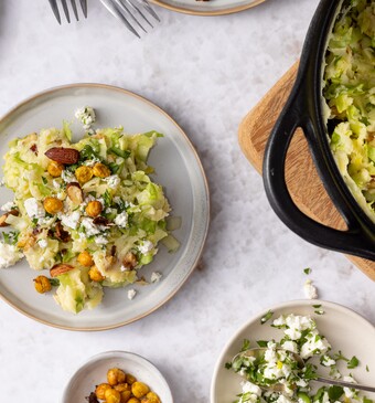 Andijviestamppot met gerookte amandelen en feta