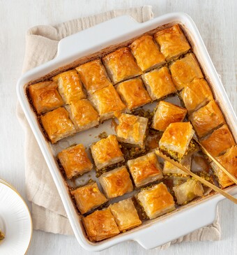 Baklava van Rudolph in een witte schaal