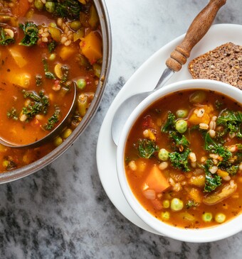 Minestronesoep met cavolo nero en truffelsalsa 