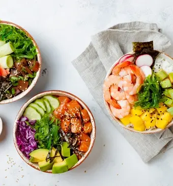 poké bowl met krokante kip