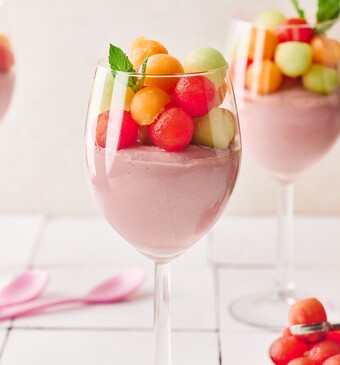 Rode port mousse met meloen bolletjes 