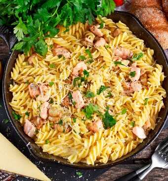 Pasta met pompoen, zalm en paddenstoelen