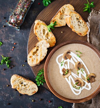 Paddenstoelensoep met gekruid brood 