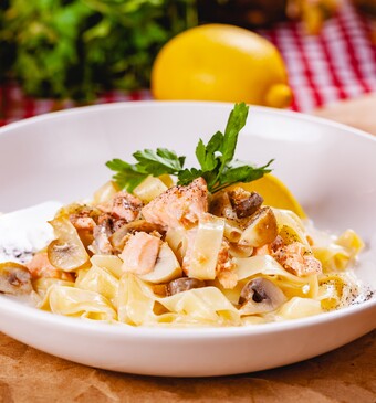 Romige champignons met spicy pasta en zalm