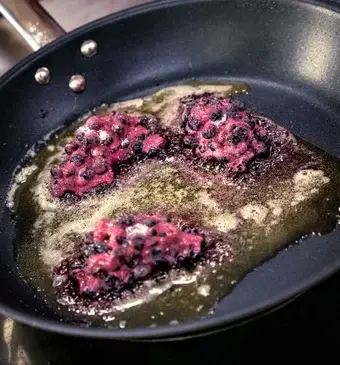 Schwarzbeernocken (wilde-bessenpannenkoekjes)