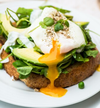 ei pocheren op een broodje