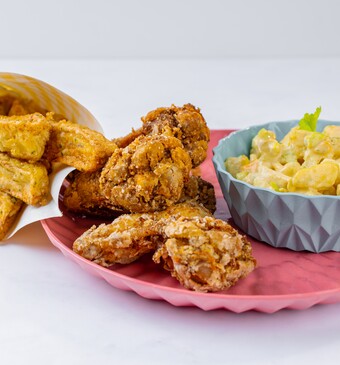 Fried Chicken Wings met aardappelsalade en Auberginefriet 