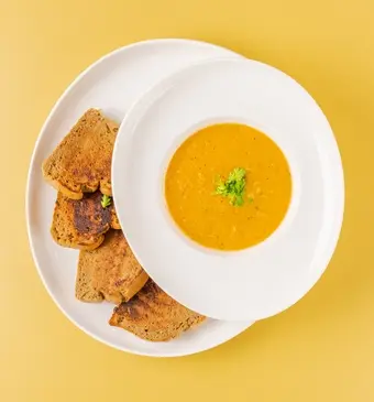 Maïssoep met gele paprika 