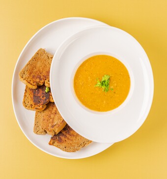 Maïssoep met gele paprika 