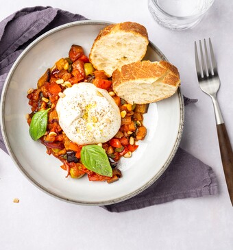 caponata met burrata