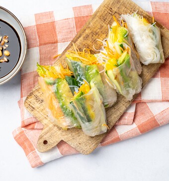 Vegan springrolls met hoisindip