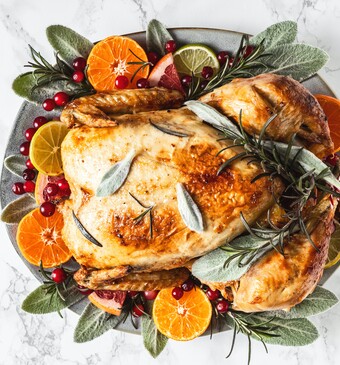 kerstkalkoen met laurier en salie