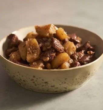 runderstoof met aardapppelen in een kom