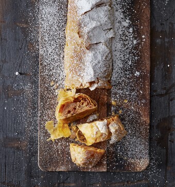 apfelstrudel met poedersuiker