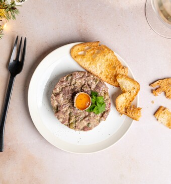 Steak tartaar met een kwarteleitje