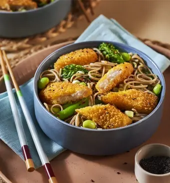 Noodles in een kom met vissticks