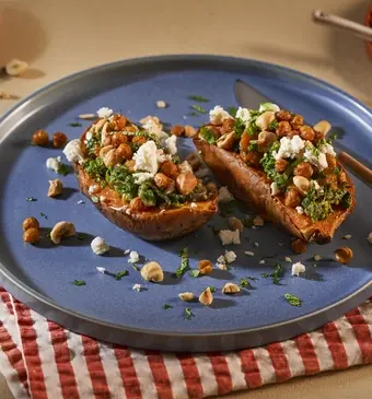 Mediteraans gevulde zoete aardappel