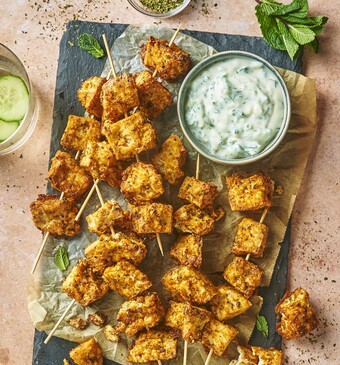 Tofu-souvlaki met vegan tzatziki op een bord