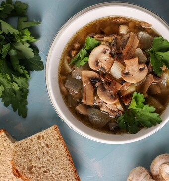 heldere champignonsoep in kom